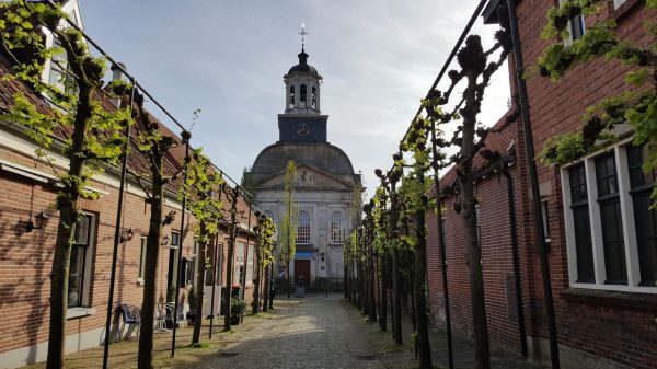 Ootmarsum - Straße im Zentrum mit Kirche